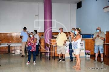 Presentanción en la sede del colectivo vecinal de Jiámar del puzzle más grande del mundo, montado por Tomás Torres/Antonio Alí.